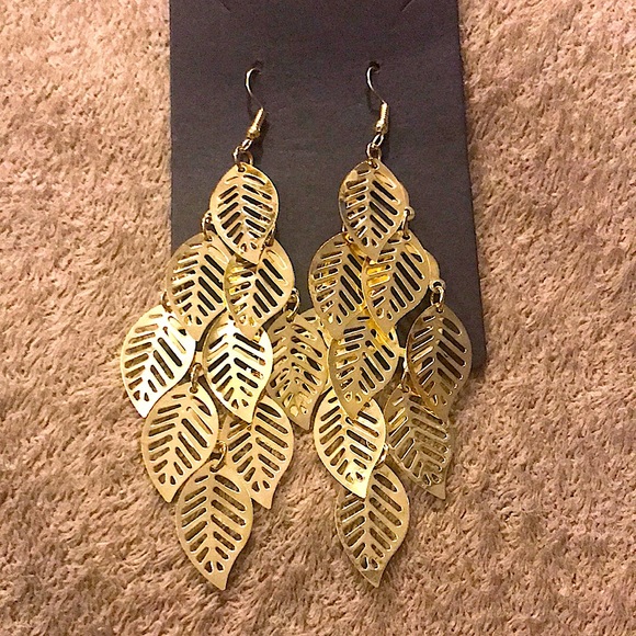 Gold Leaves Design Earrings. - Picture 3 of 3